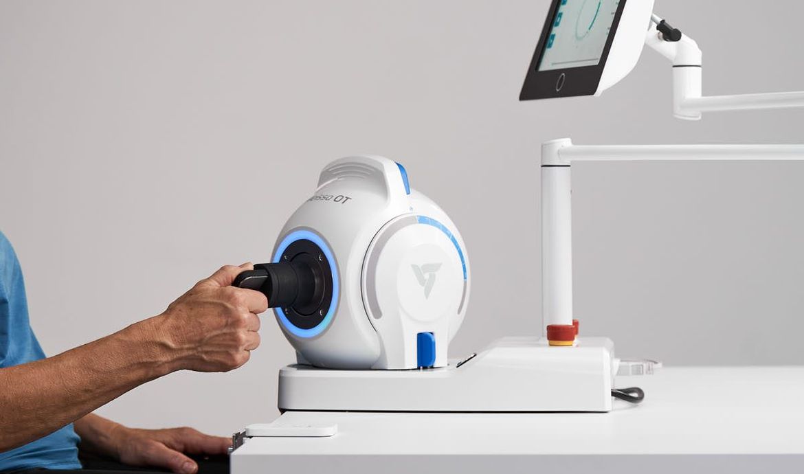 Reha-Roboter Meissa OT von EGZOTech: Eine Hand umfasst den Griff des Geräts