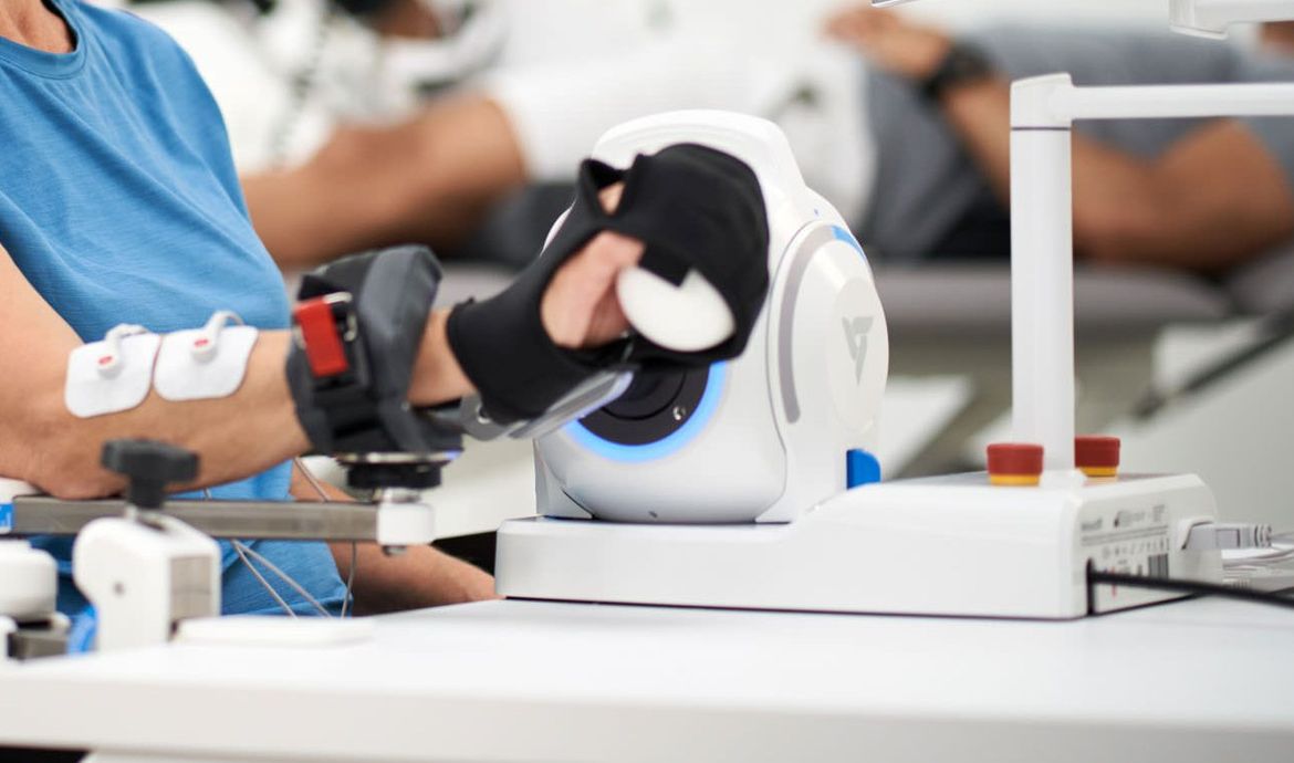 Reha-Roboter Meissa OT von EGZOTech führt den Arm einer Patientin bei einer Übung